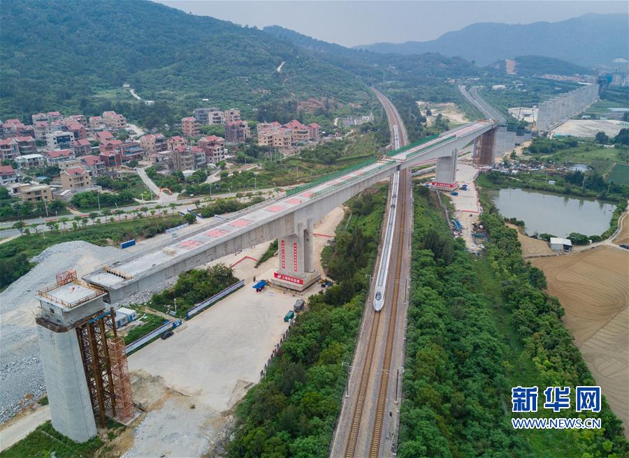 (經(jīng)濟)(4)新建福廈鐵路西溪特大橋跨杭深鐵路轉(zhuǎn)體梁成功轉(zhuǎn)體